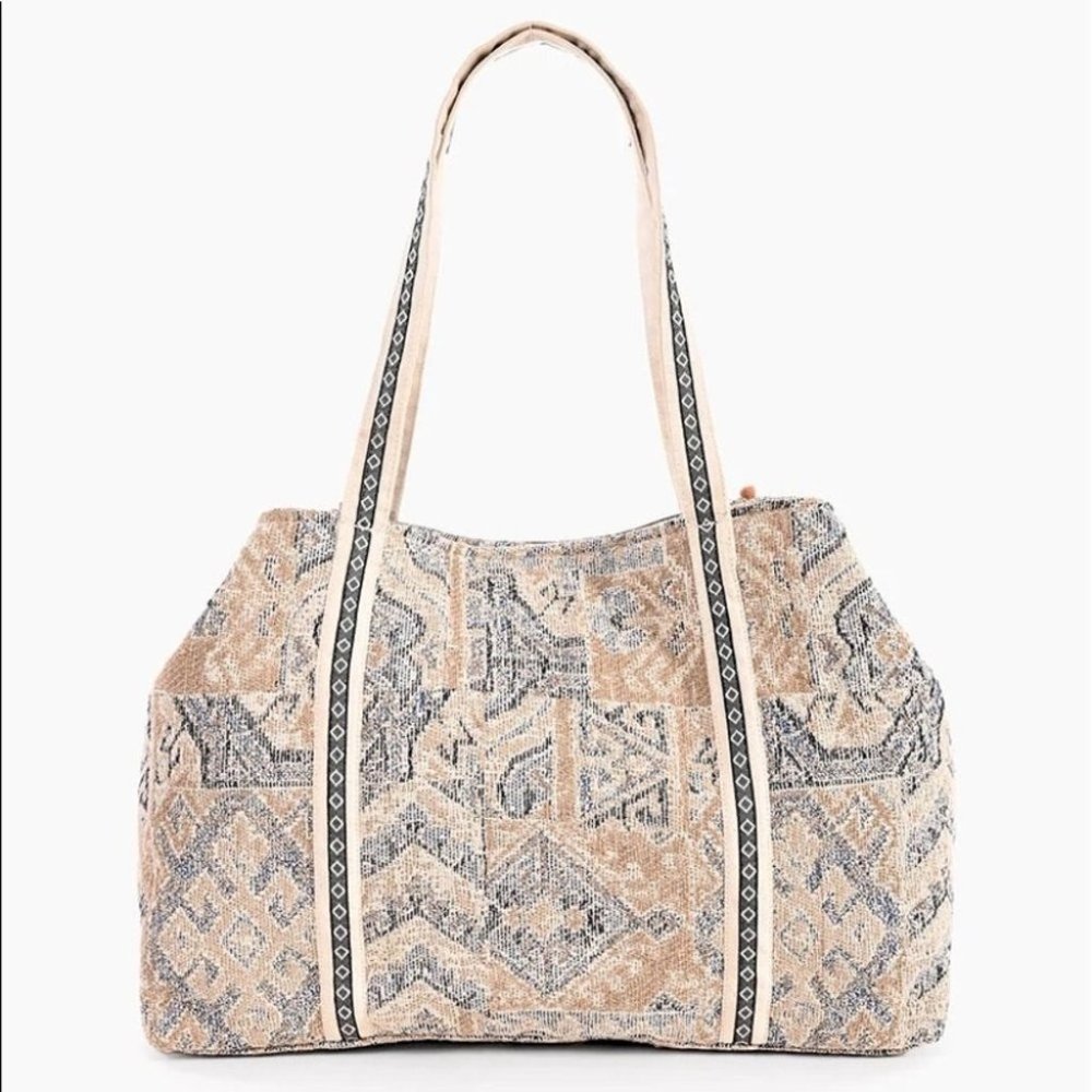 AMERICA & BEYOND DON’T HIDE YOUR HEART TOTE NWOT - Picture 4 of 8